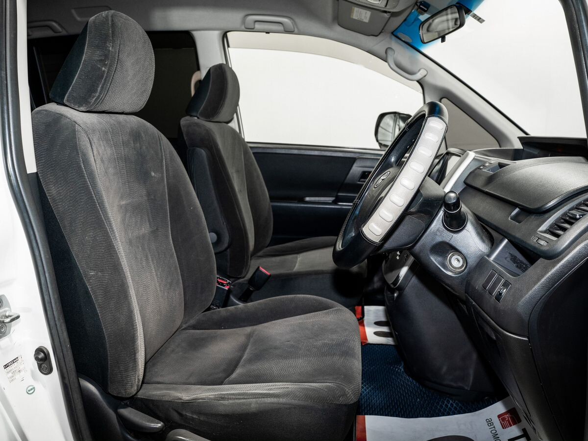 Toyota Noah 2012 - фото автомобиля