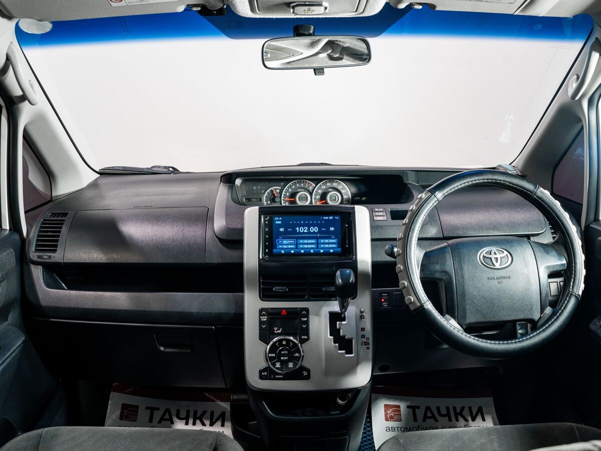 Toyota Noah 2012 - фото автомобиля
