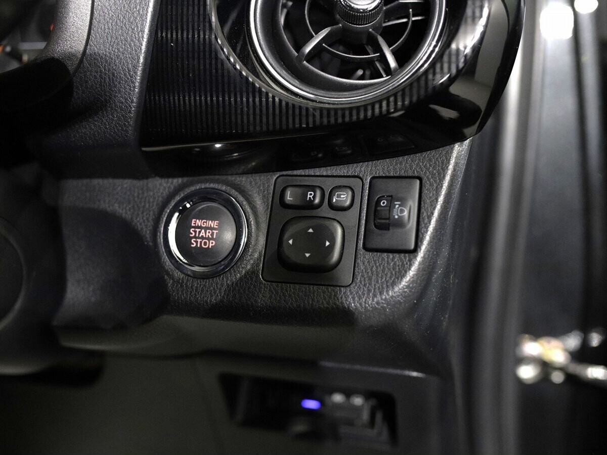 Toyota Vitz 2018 - фото автомобиля