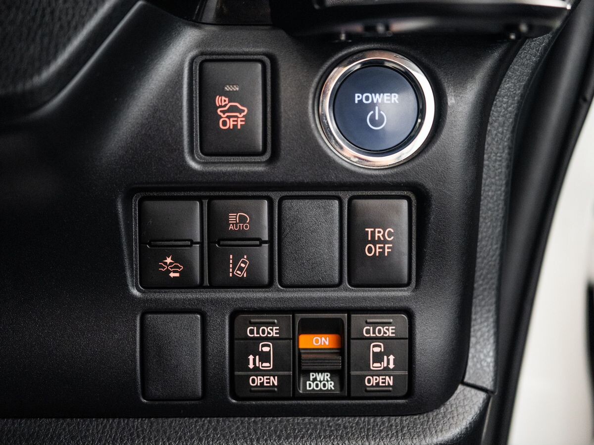 Toyota Noah 2018 - фото автомобиля