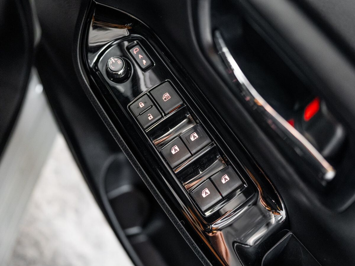 Toyota Noah 2018 - фото автомобиля