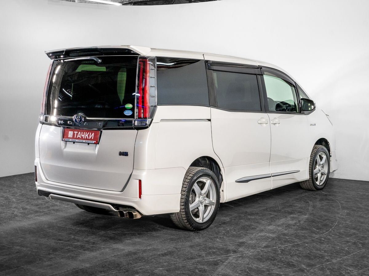 Toyota Noah 2018 - фото автомобиля
