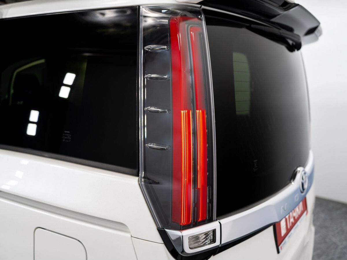 Toyota Noah 2018 - фото автомобиля