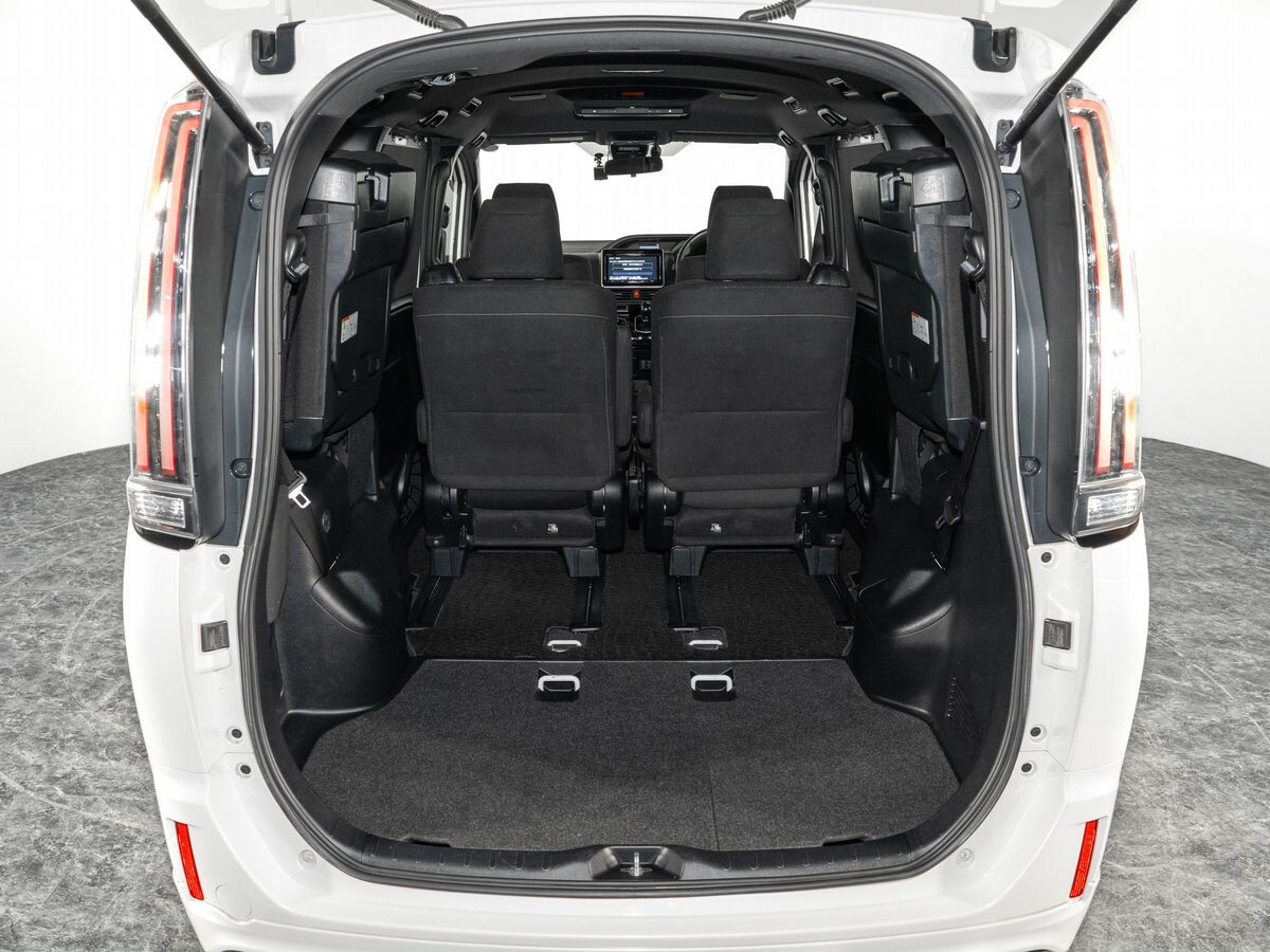 Toyota Noah 2018 - фото автомобиля