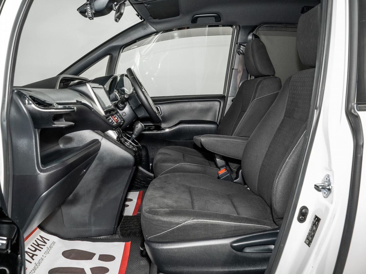 Toyota Noah 2018 - фото автомобиля