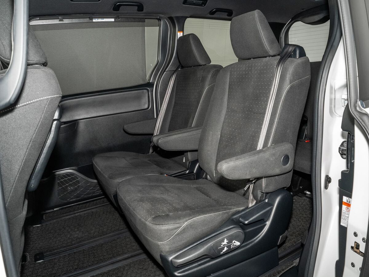 Toyota Noah 2018 - фото автомобиля