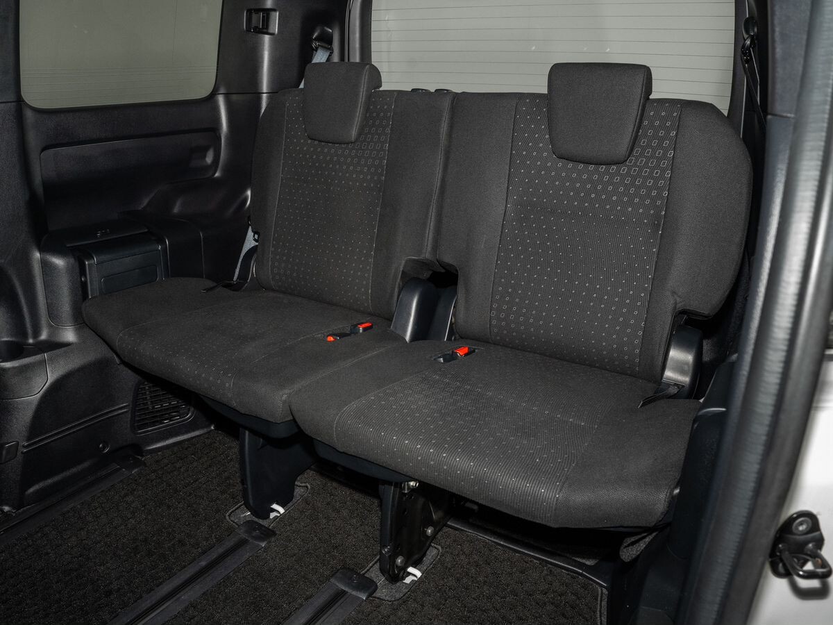 Toyota Noah 2018 - фото автомобиля