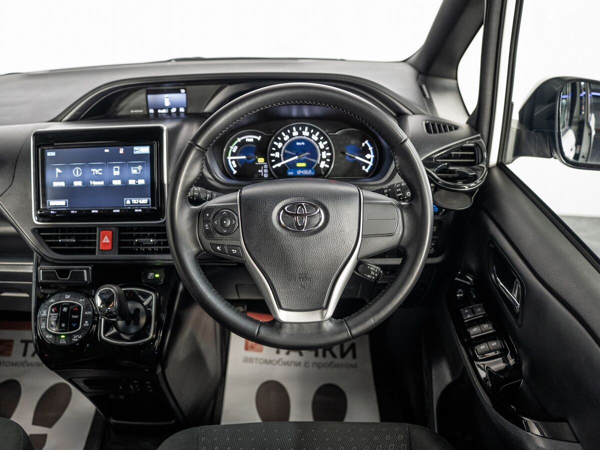 Toyota Noah 2018 - фото автомобиля