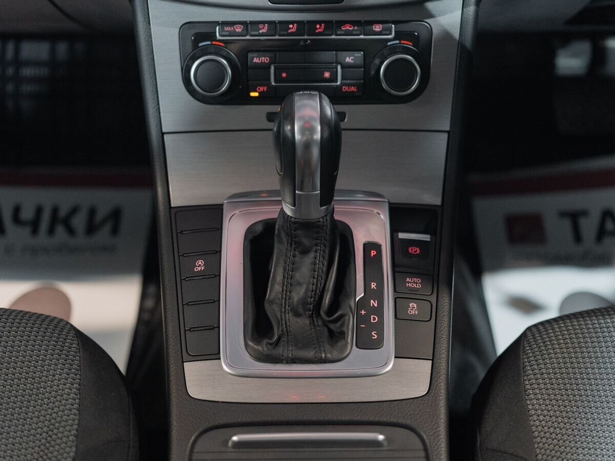 Volkswagen Passat 2011 - фото автомобиля