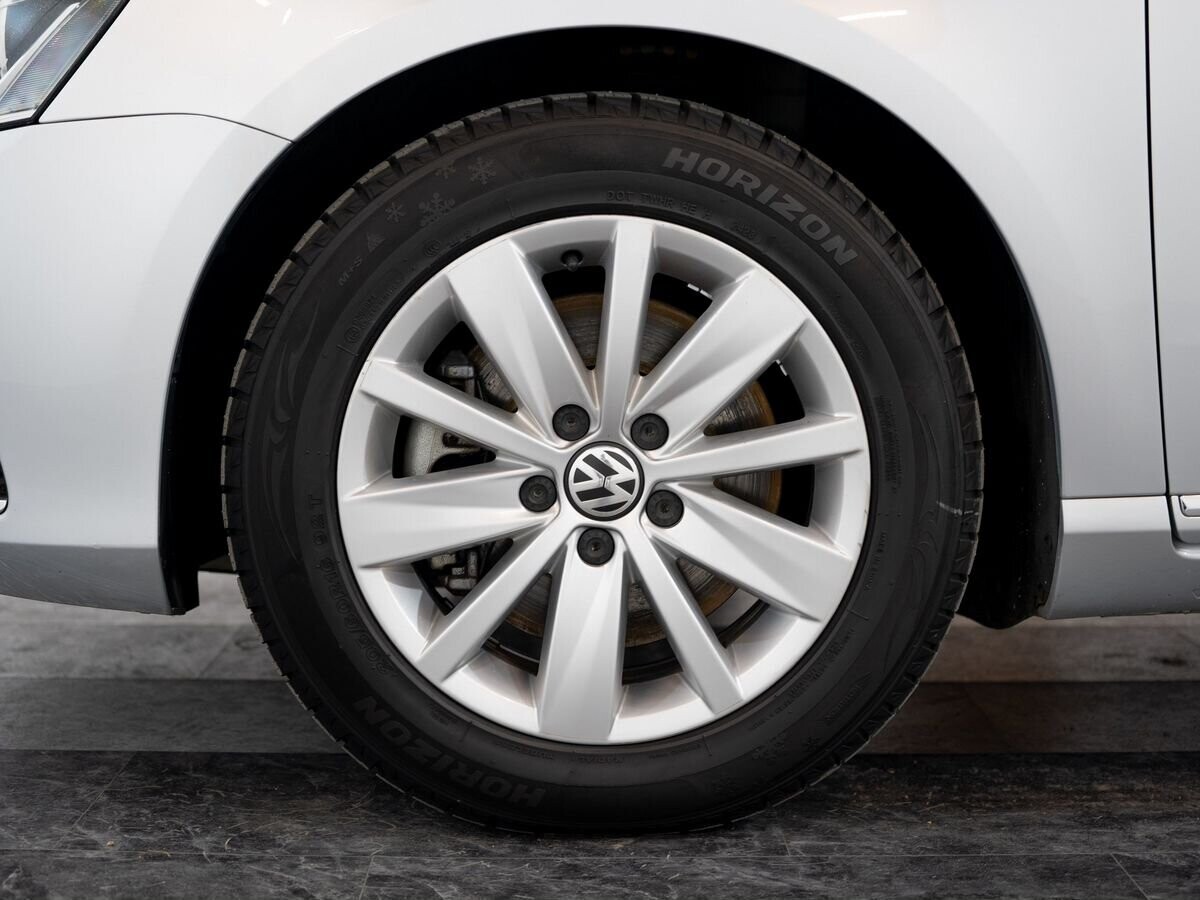 Volkswagen Passat 2011 - фото автомобиля