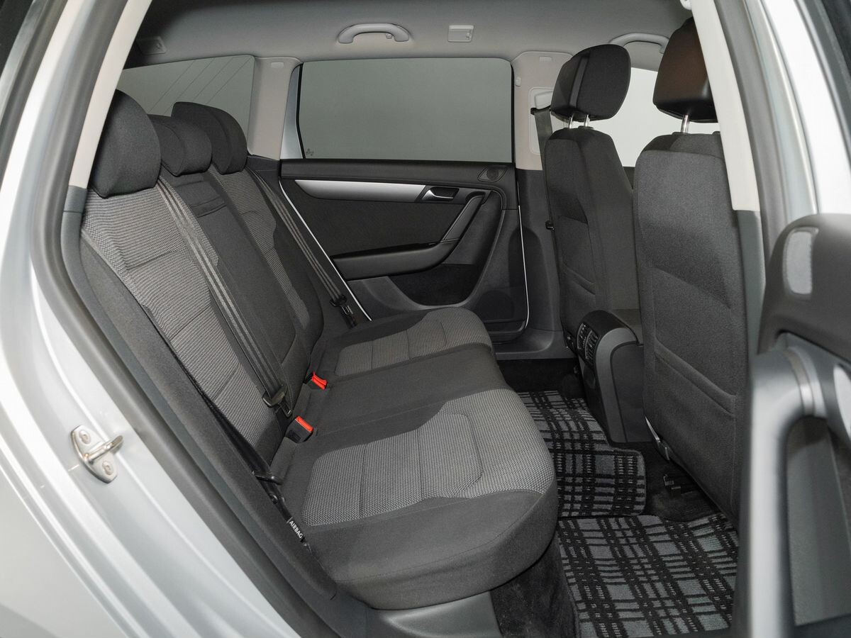 Volkswagen Passat 2011 - фото автомобиля