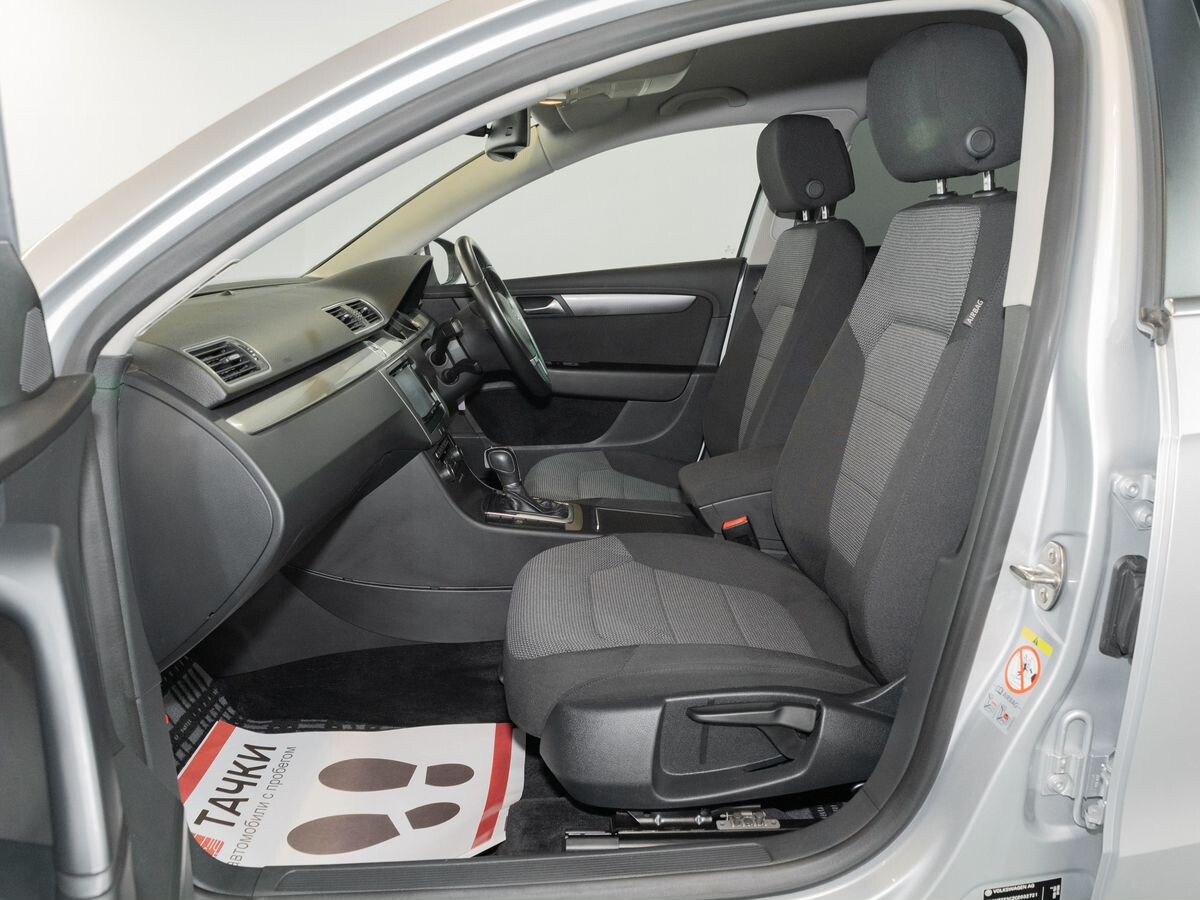 Volkswagen Passat 2011 - фото автомобиля