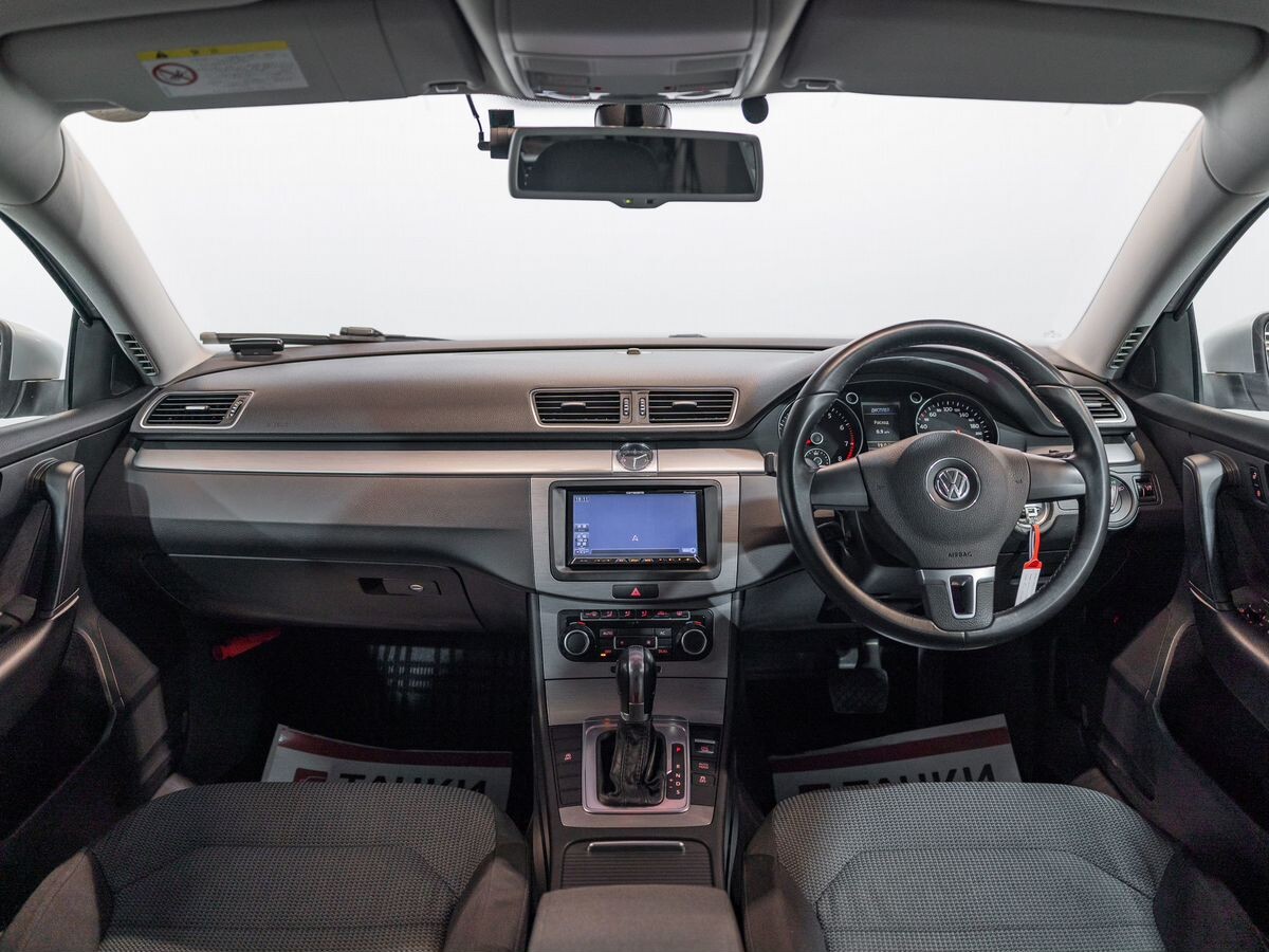 Volkswagen Passat 2011 - фото автомобиля