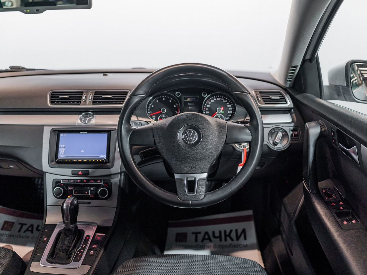 Volkswagen Passat 2011 - фото автомобиля