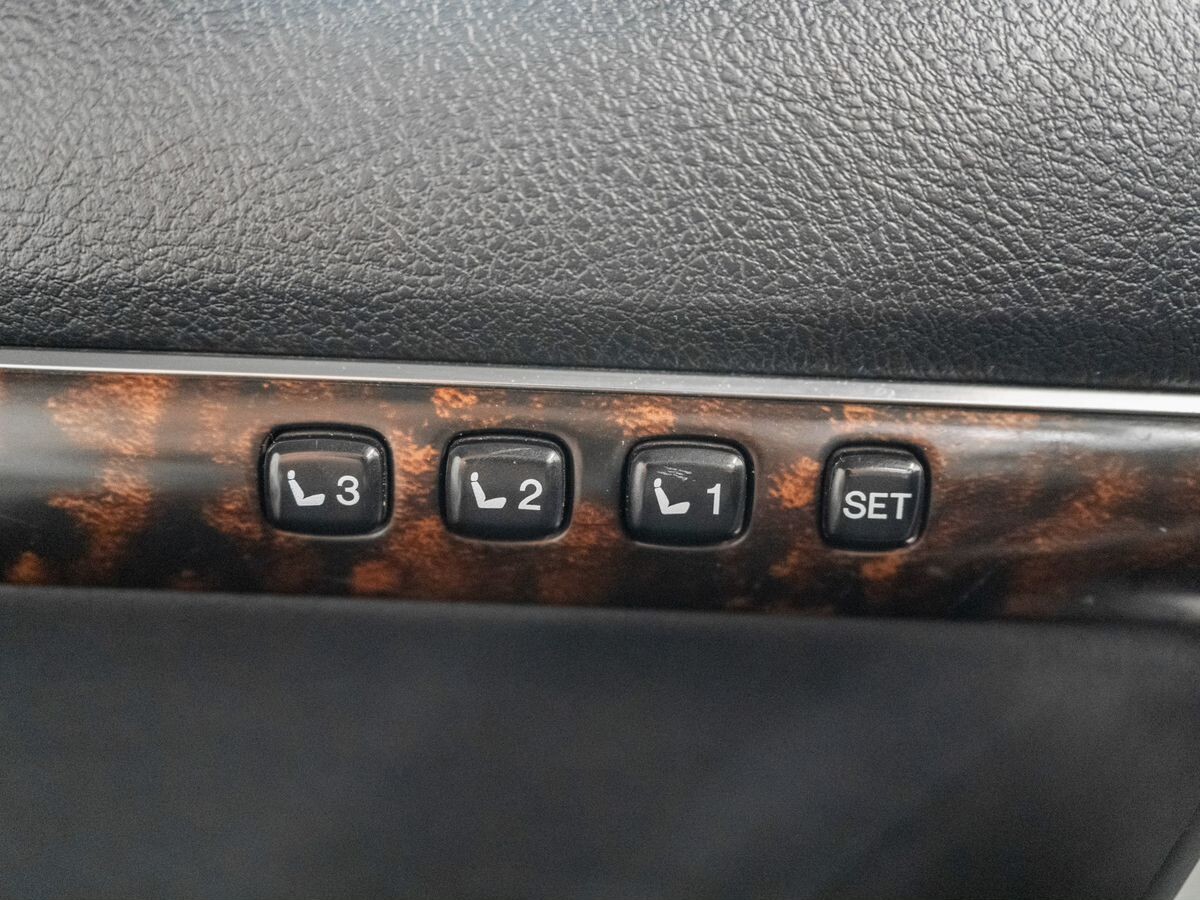 Toyota Land Cruiser 2012 - фото автомобиля