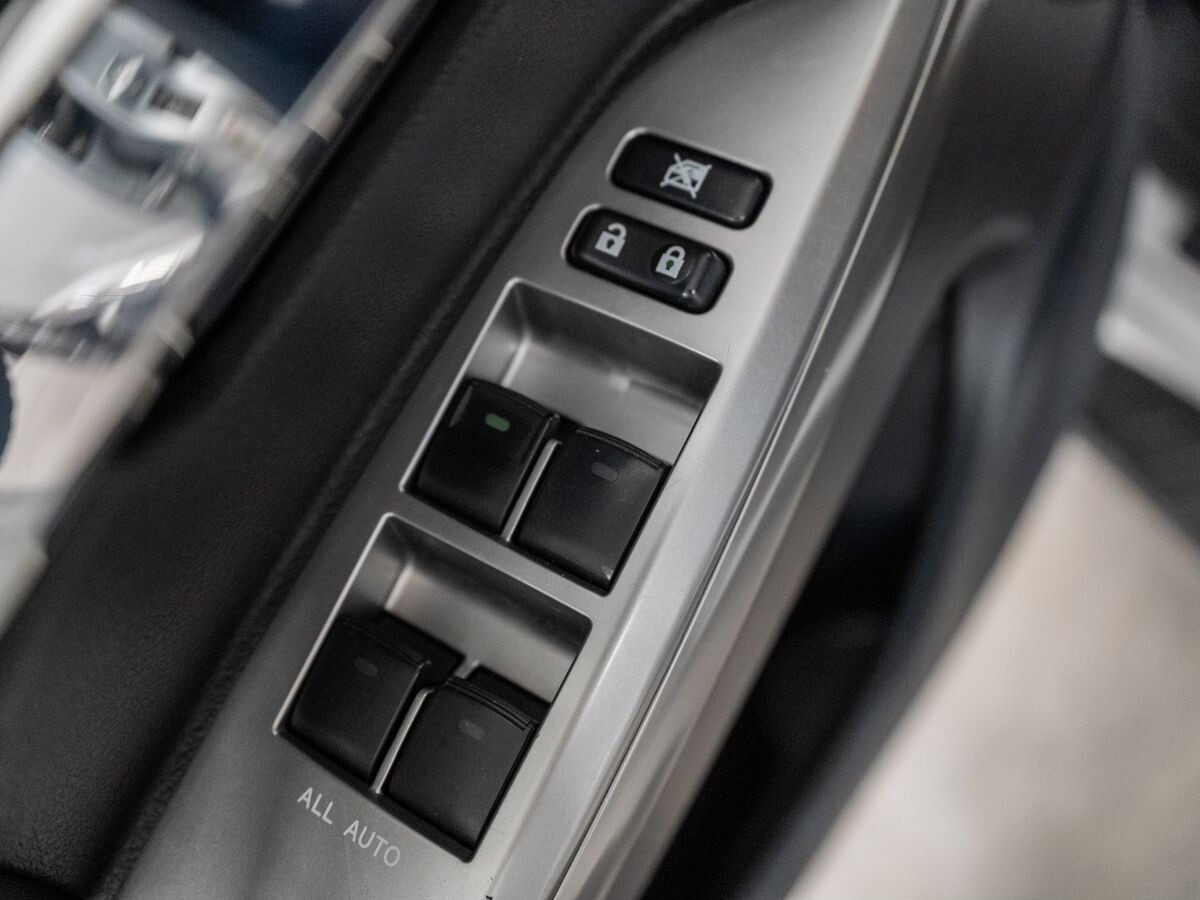 Toyota Land Cruiser 2012 - фото автомобиля