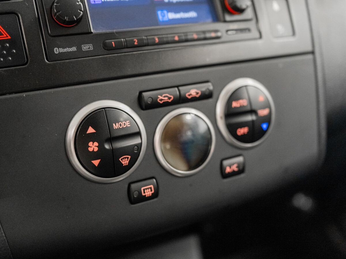 Nissan Tiida 2010 - фото автомобиля