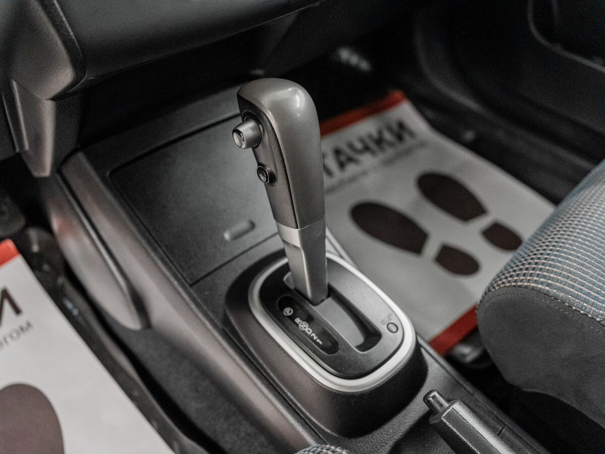 Nissan Tiida 2010 - фото автомобиля