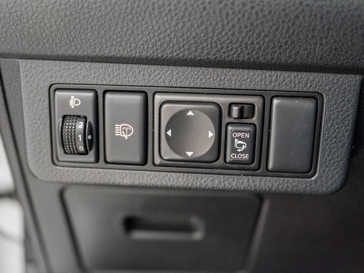 Nissan Tiida 2010 - фото автомобиля