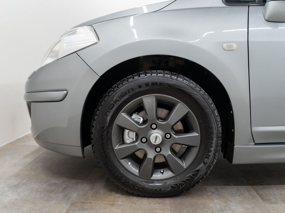 Nissan Tiida 2010 - фото автомобиля