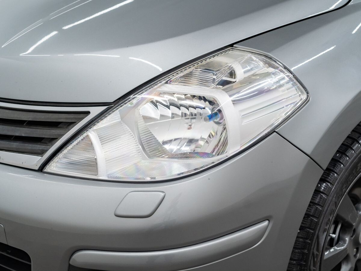 Nissan Tiida 2010 - фото автомобиля