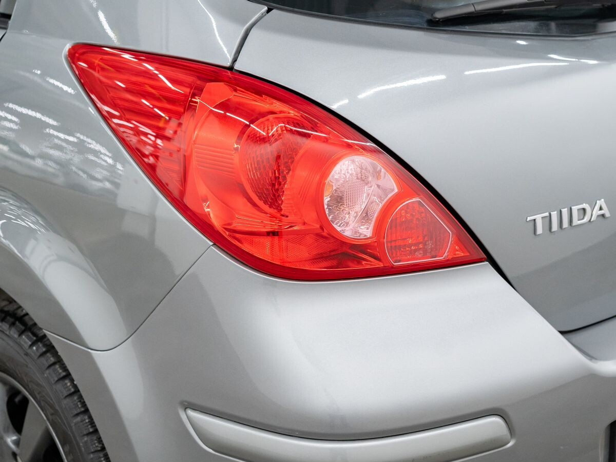 Nissan Tiida 2010 - фото автомобиля