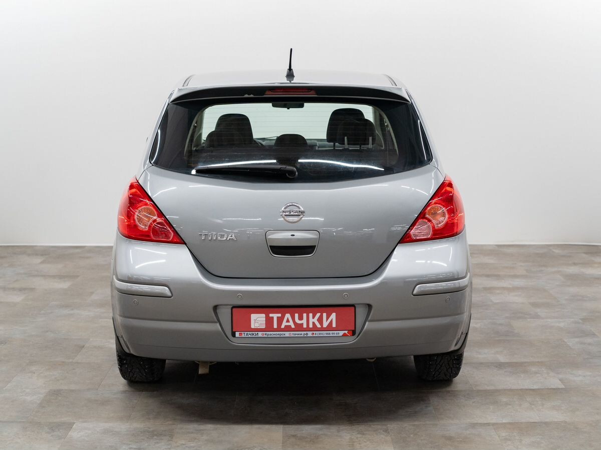 Nissan Tiida 2010 - фото автомобиля