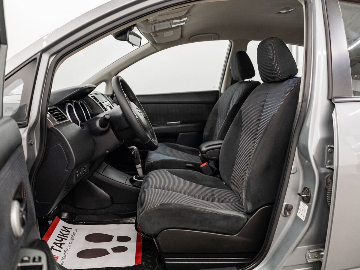 Nissan Tiida 2010 - фото автомобиля