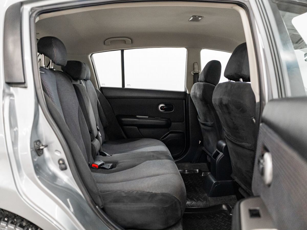 Nissan Tiida 2010 - фото автомобиля