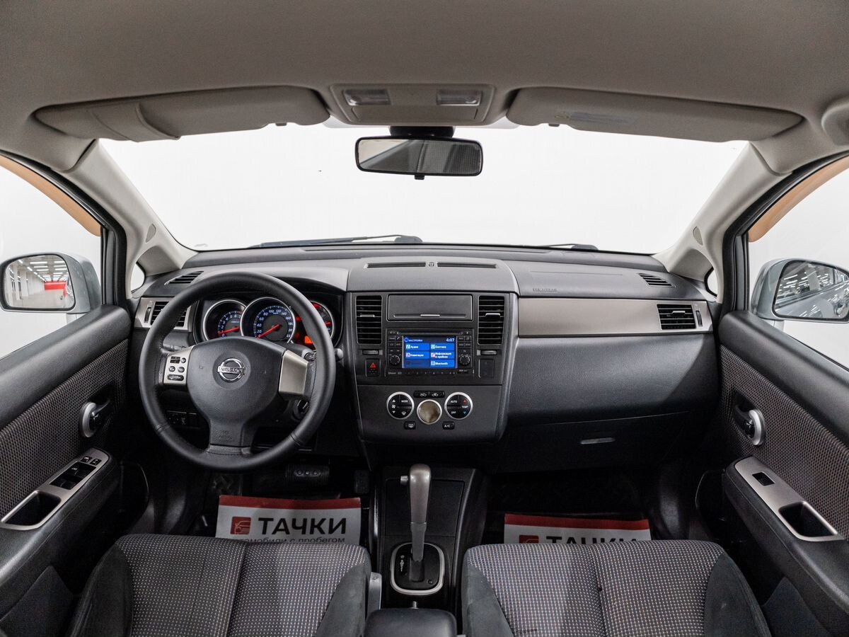 Nissan Tiida 2010 - фото автомобиля