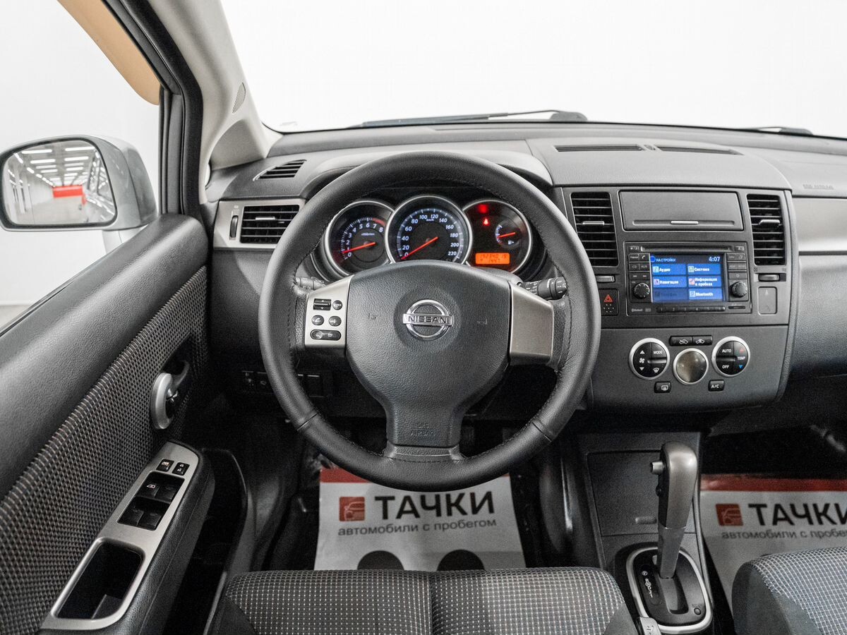 Nissan Tiida 2010 - фото автомобиля