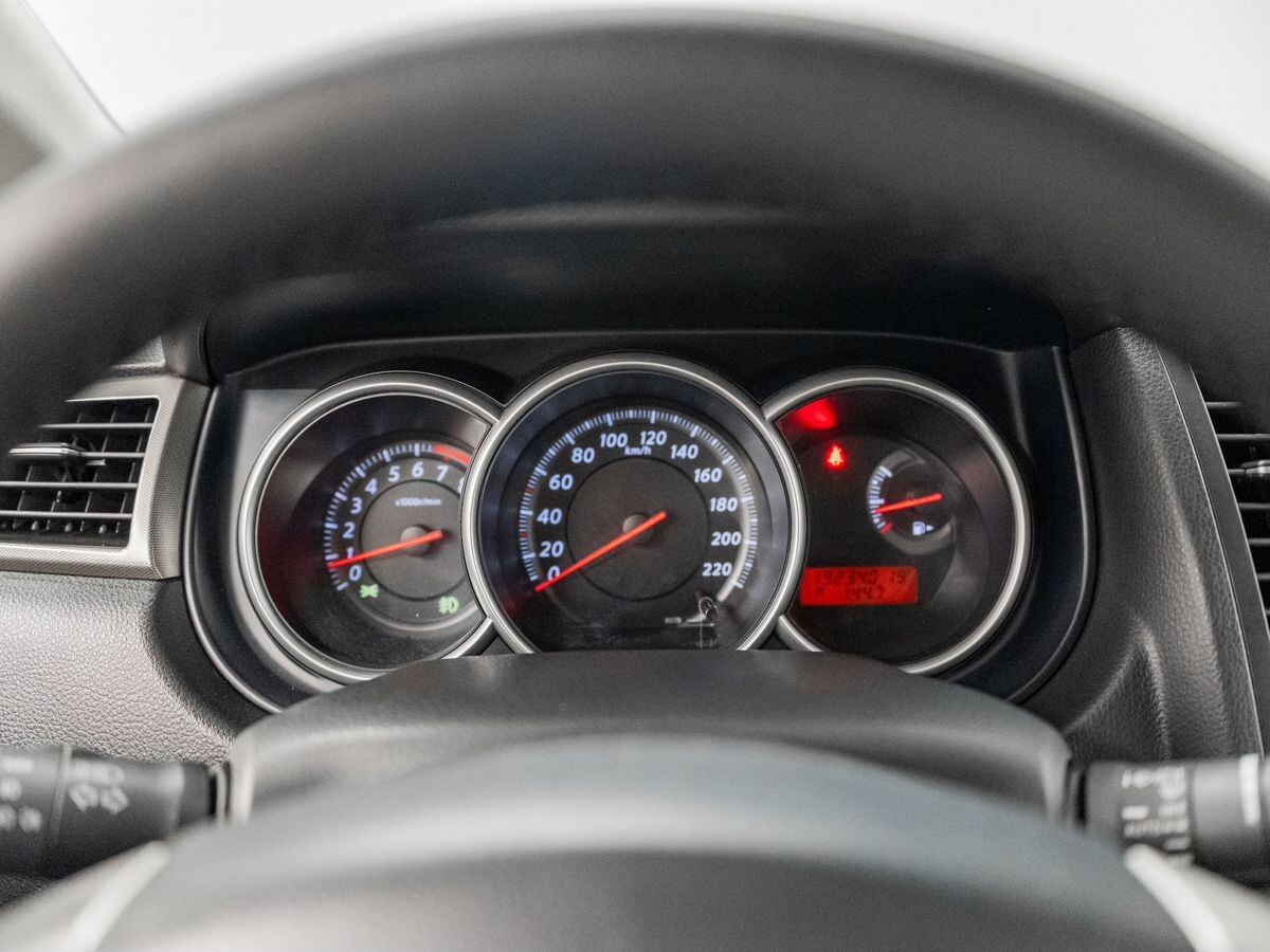 Nissan Tiida 2010 - фото автомобиля