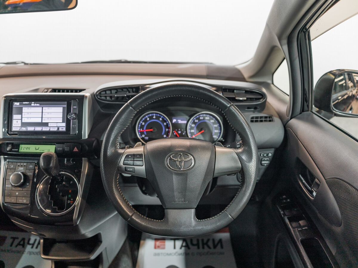Toyota Wish 2012 - фото автомобиля