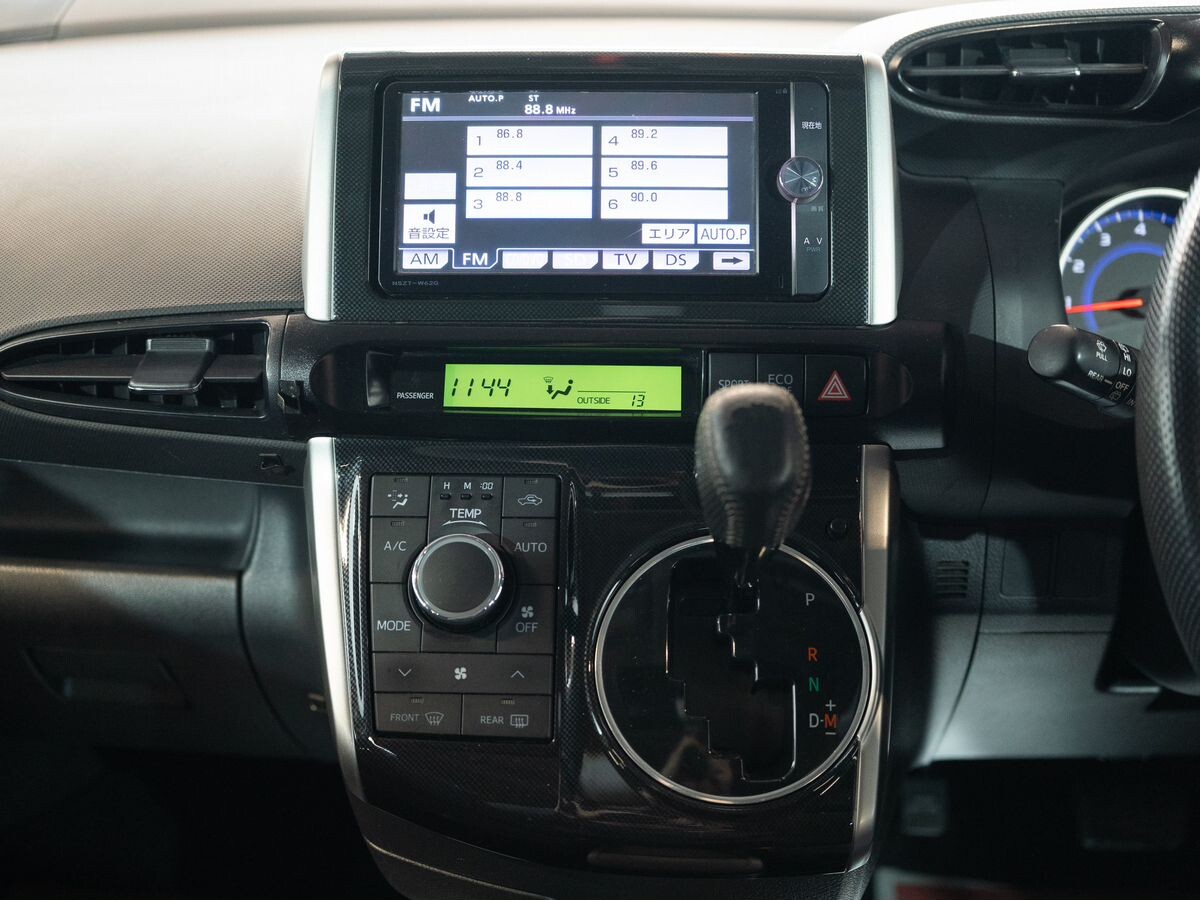 Toyota Wish 2012 - фото автомобиля