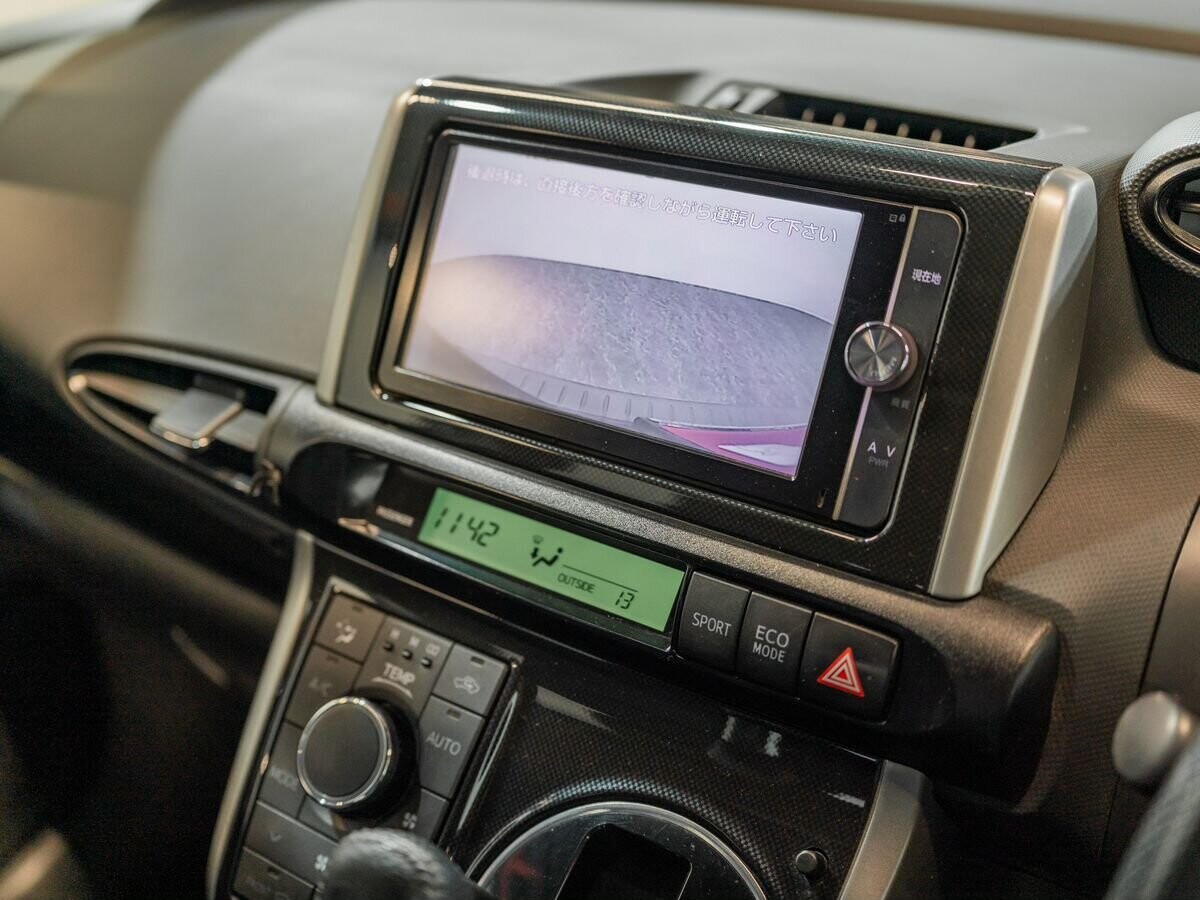 Toyota Wish 2012 - фото автомобиля