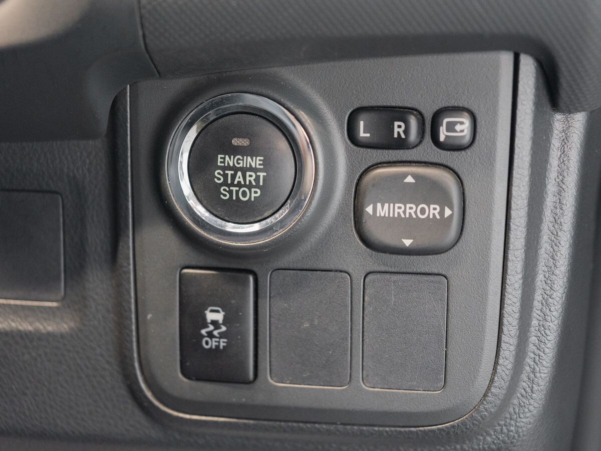 Toyota Wish 2012 - фото автомобиля