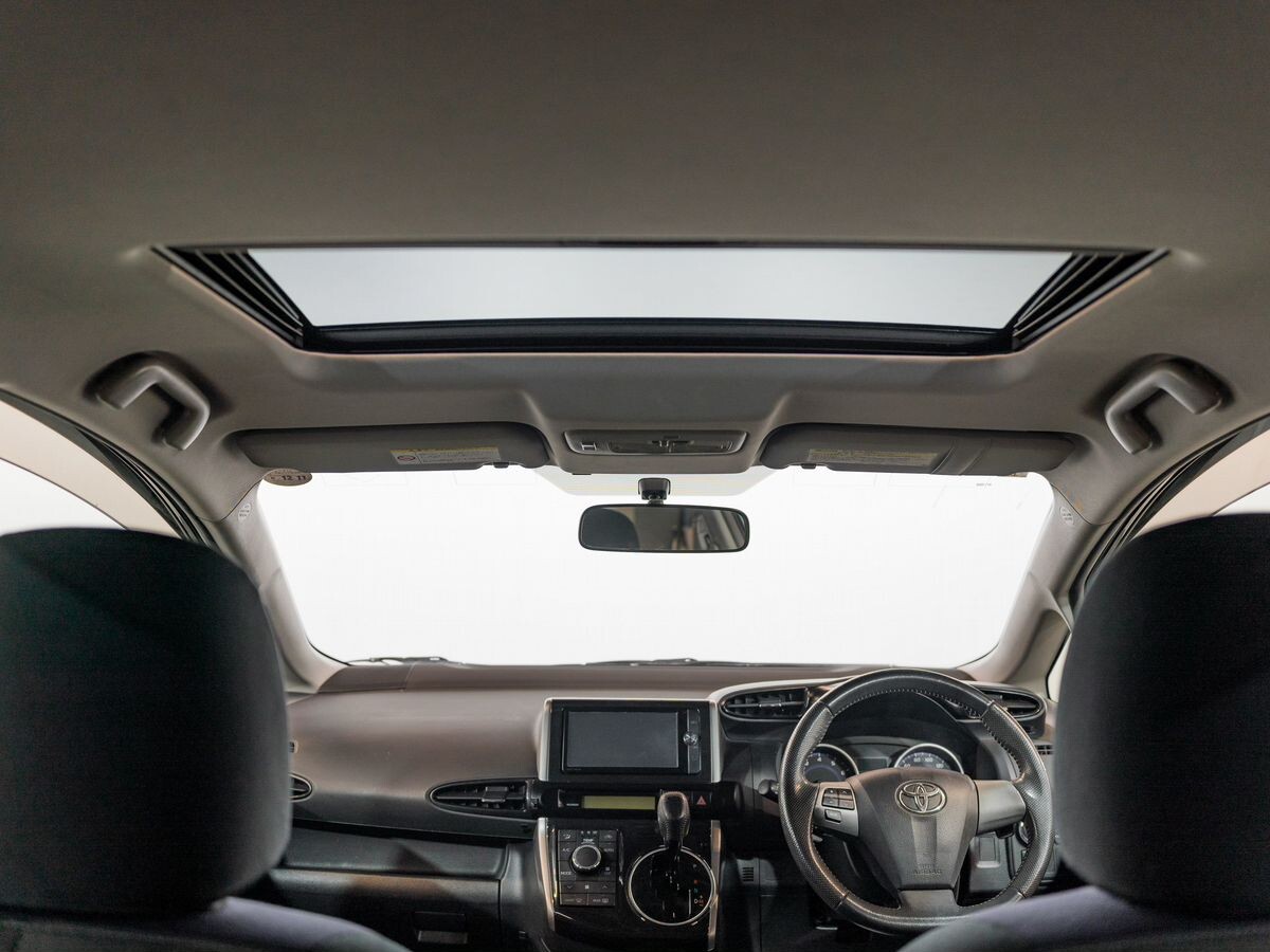 Toyota Wish 2012 - фото автомобиля