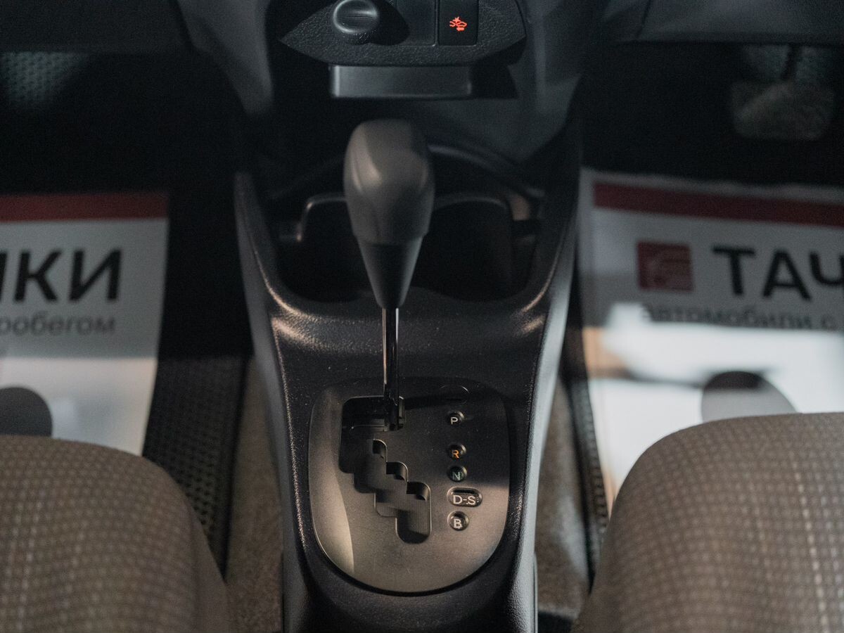 Toyota Vitz 2015 - фото автомобиля