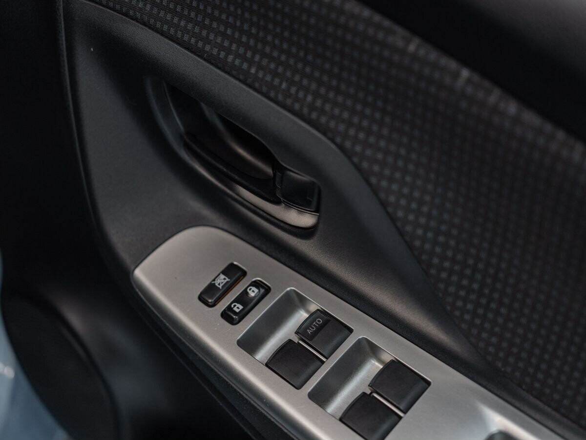 Toyota Vitz 2015 - фото автомобиля