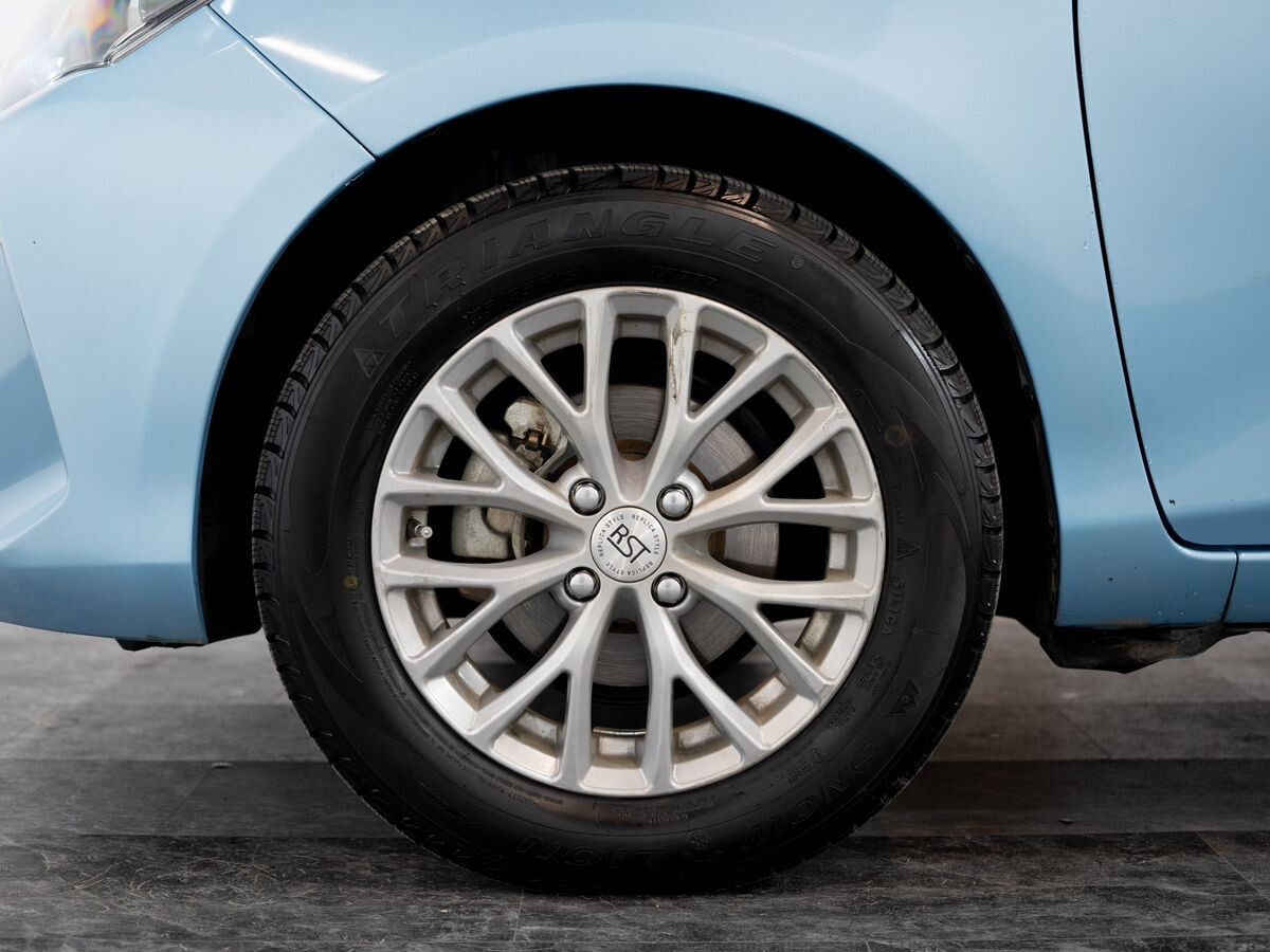 Toyota Vitz 2015 - фото автомобиля