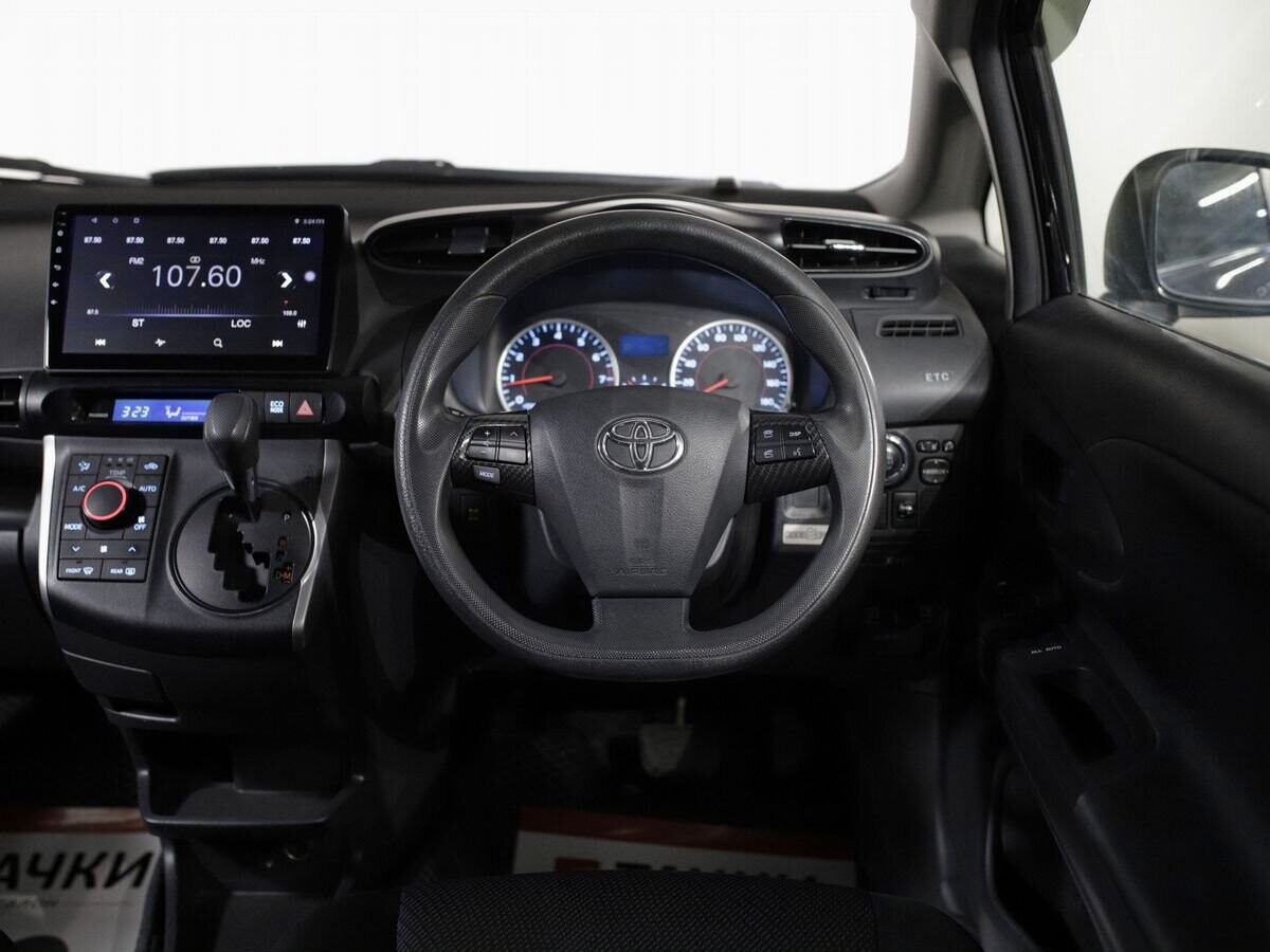 Toyota Wish 2016 - фото автомобиля