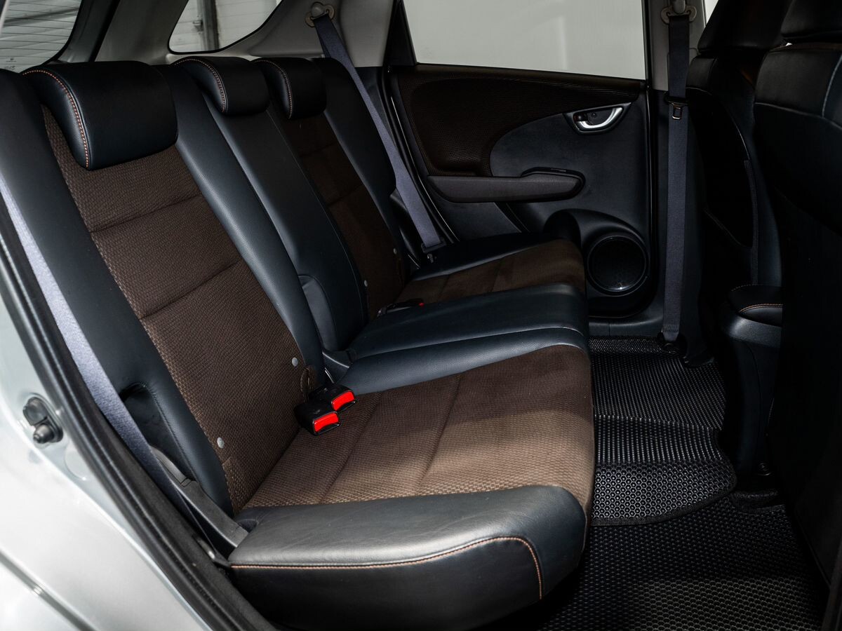 Honda Fit Shuttle 2012 - фото автомобиля