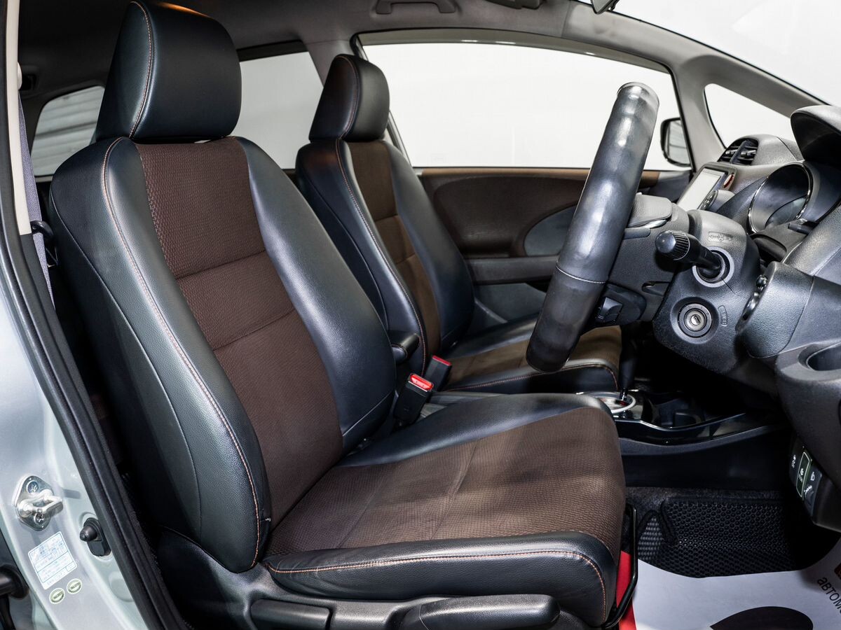 Honda Fit Shuttle 2012 - фото автомобиля