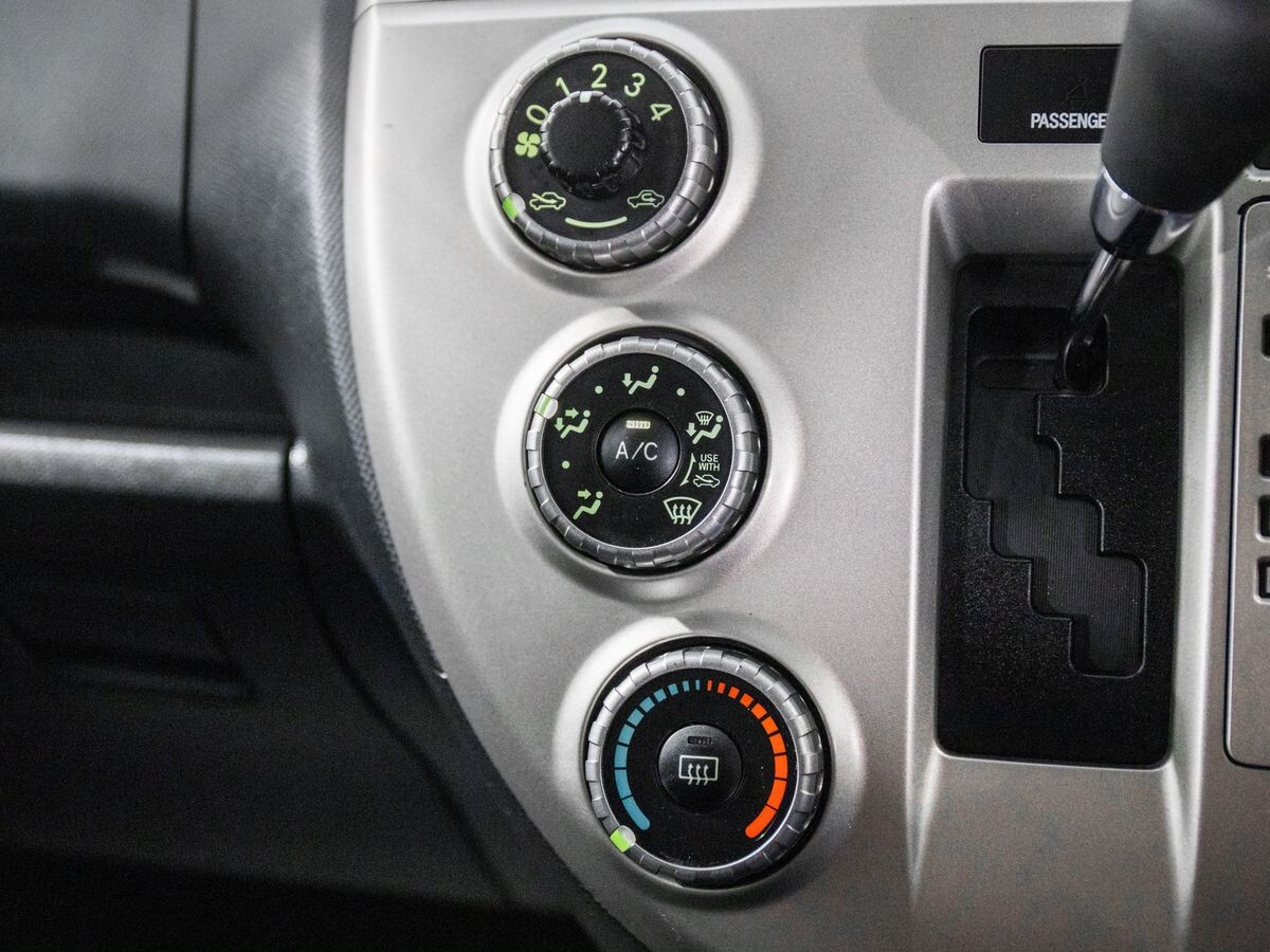 Toyota Ractis 2010 - фото автомобиля