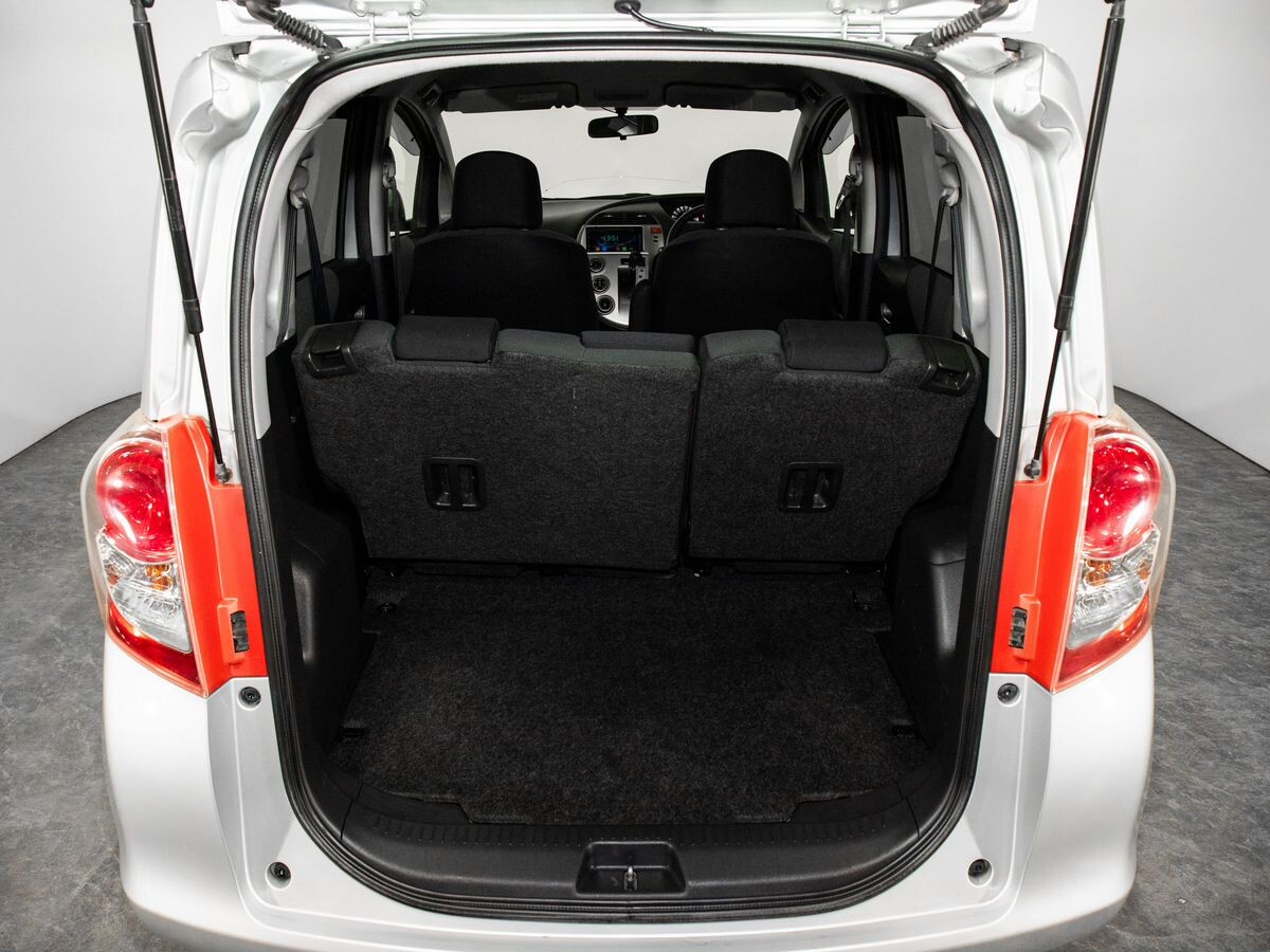 Toyota Ractis 2010 - фото автомобиля