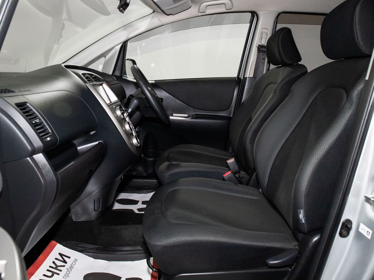 Toyota Ractis 2010 - фото автомобиля