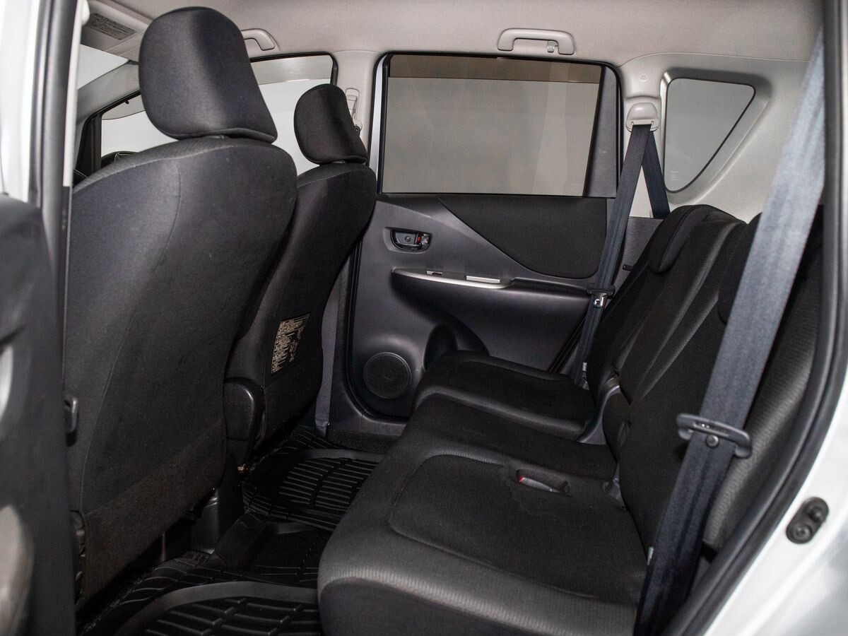 Toyota Ractis 2010 - фото автомобиля