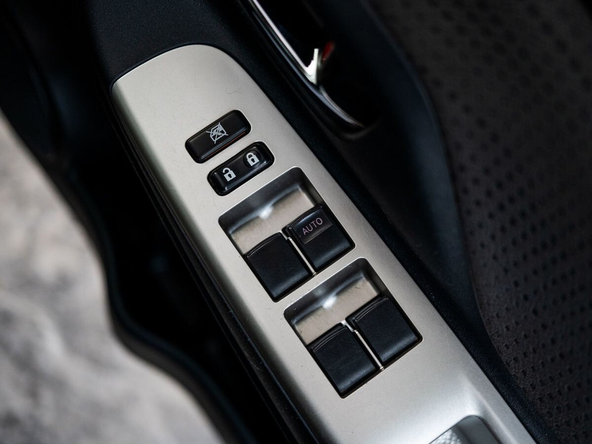 Toyota Vitz 2015 - фото автомобиля