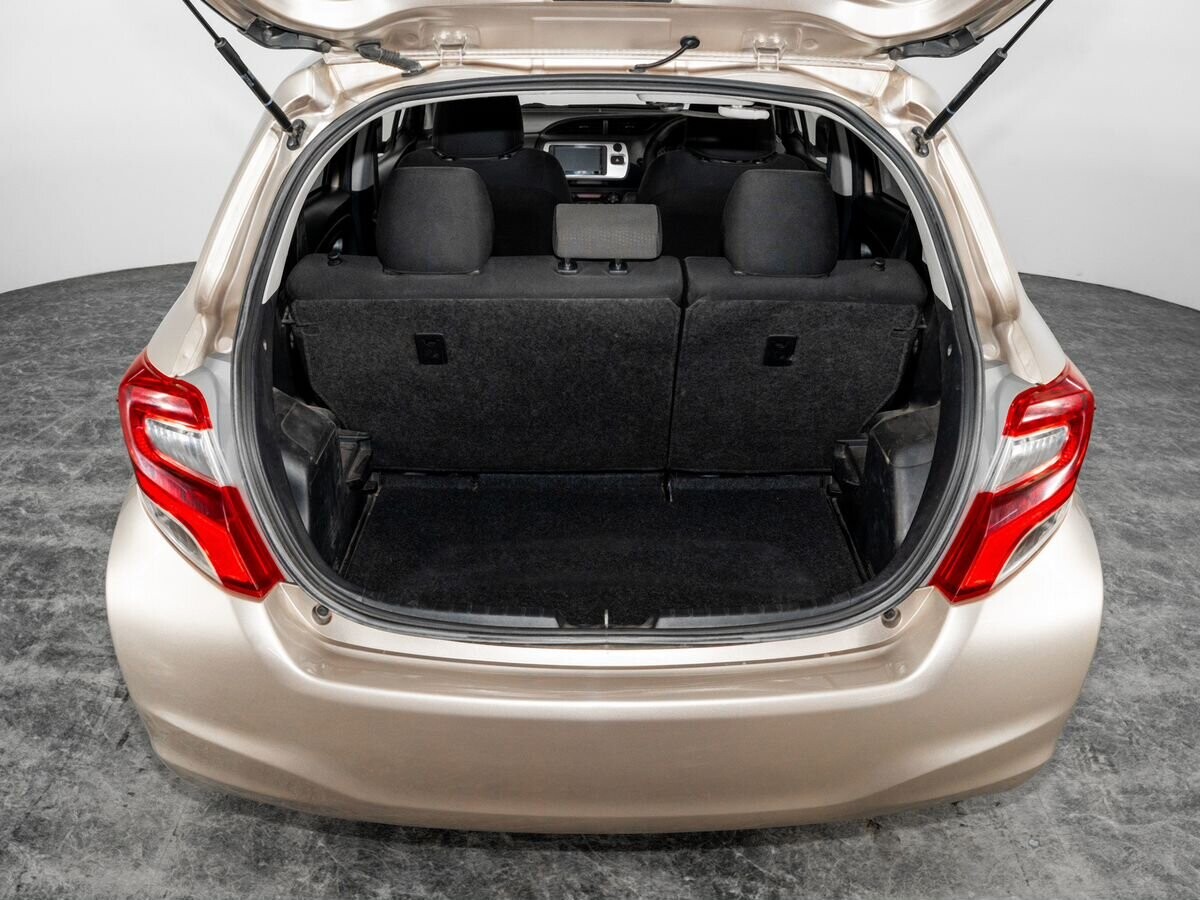 Toyota Vitz 2015 - фото автомобиля