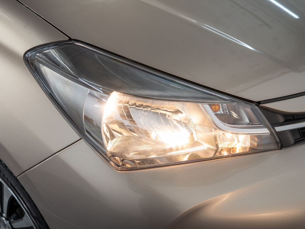 Toyota Vitz 2015 - фото автомобиля